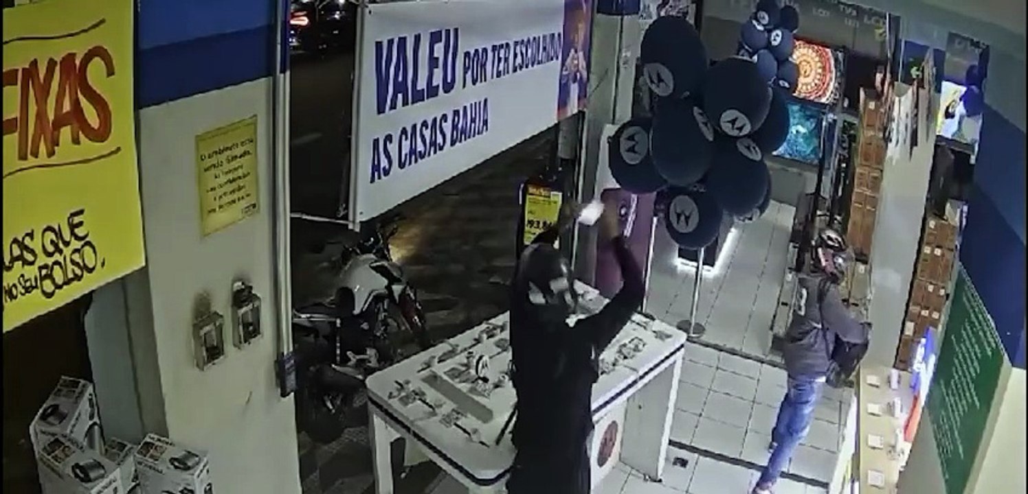 VÍDEO: Ladrões 'passam o rodo' e levam celulares após arrastão na Casas Bahia