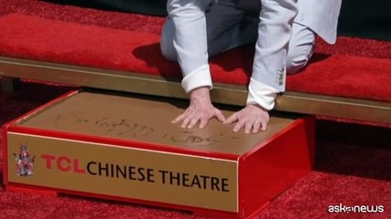 L'attore premio Oscar Gary Oldman lascia le sue impronte a Hollywood