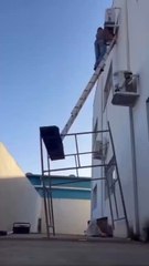 Şanlıurfa’da bir klima ustası, tamir sırasında merdivenin kayması sonucu dengesini kaybederek yere düştü. Klima motorunun da ustanın üzerine devrilmesiyle kaza yürekleri ağza getirdi.