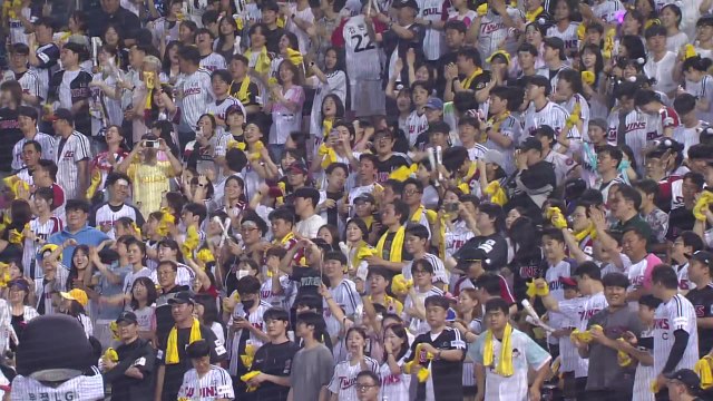 역대 최소 587경기 만에...프로야구, 2년 연속 1천만 관중 돌파 / YTN