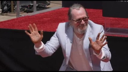 L'attore premio Oscar Gary Oldman lascia le sue impronte a Hollywood