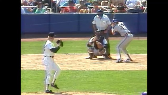 Robin Yount records his 2,500th hit in the Major Leagues (7/2/89)