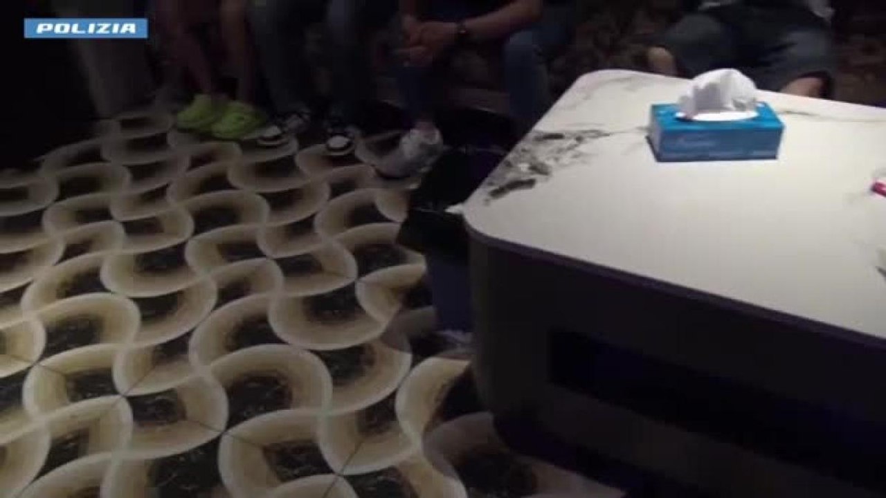 La polizia fa irruzione all'M2 di Prato: droga e violenza in uno dei centri della guerra delle grucce