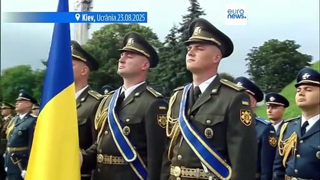 Volodymyr Zelenskyy assinala o Dia da Bandeira Nacional enquanto a Rússia continua a atacar cidades ucranianas