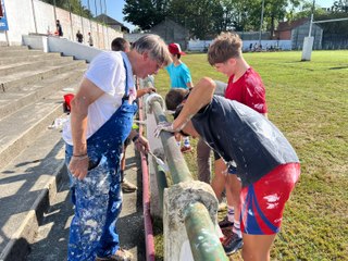 Les jeunes joueurs de la Section Paloise repeignent leur stade avant la reprise de la saison