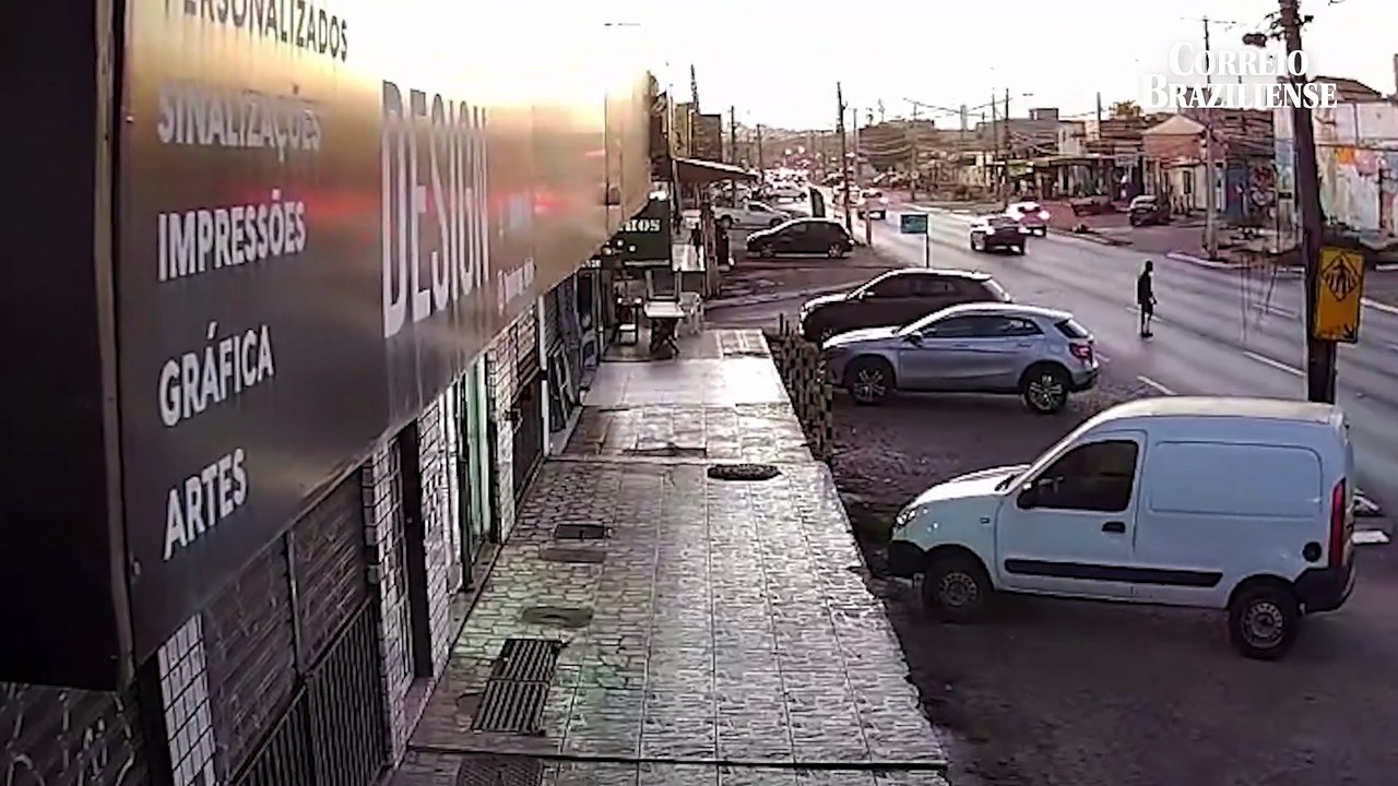 Homem é atropelado enquanto tenta atravessar a rua