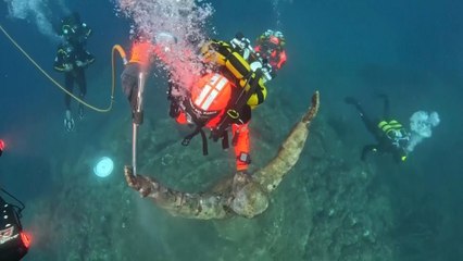 Así limpian buzos bajo el mar la estatua del Cristo de los Abismos en Italia