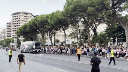 Il Palermo arriva al Renzo Barbera, il pullman accolto dai tifosi