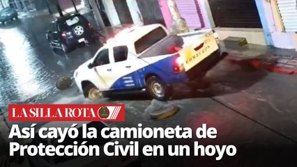 Camioneta de Protección Civil cae en coladera durante inundación en Emiliano Zapata