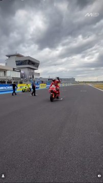🔥 Journée de folie à Balaton Park !Pole le matin, victoire l’après-midi : Marc Márquez signe un samedi parfait et décroche sa 13ᵉ victoire en Sprint cette saison 🏆💨