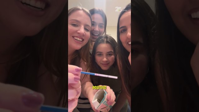 Amigas fazem testes de gravidez juntas, e falso positivo gera risadas e confusão #shorts