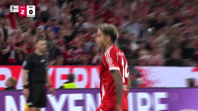 Luis Diaz scores on Bundesliga debut