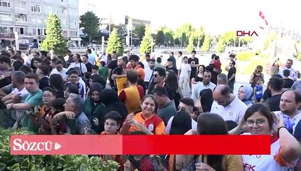 Meşaleli kutlama otluk alanı yaktı