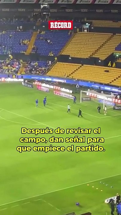 ¡SE VA A JUGAR! 🔥Después de revisar el campo, dan la señal de que se puede jugar el Duelo de Estrellas