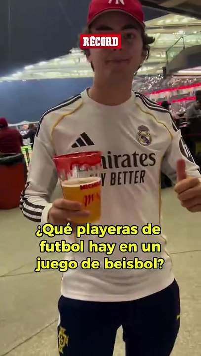 También hay fans de futbol en el beis. 😉📹 @myt_guzman