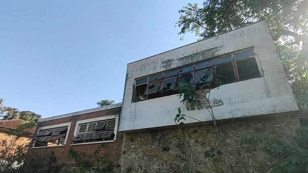 EU VI UM VULTO NESTE ESCRITÓRIO CAVERNOSO E GROTESCO