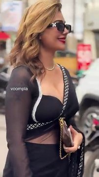 and in this episode of just kangana sharma things‍♀ juhu scenes as she pops out in a saree for a cafe run