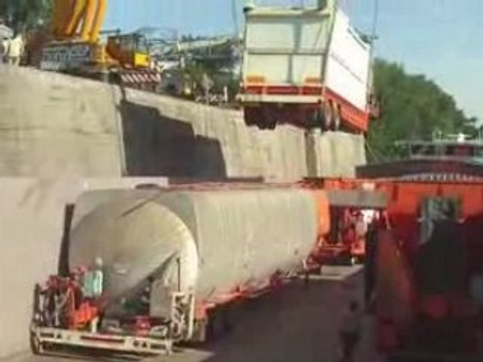 dechargement piece dunaujuvaros ( hongrie)