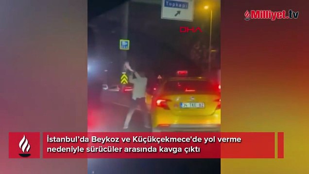 Kaskla taksinin camını kırmaya çalıştı! Trafikte 'Yol verme' kavgaları kamerada
