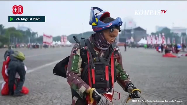 Seskab Teddy Kaget! Bertemu Pelatihnya Dahulu usai Aksi Terjun Payung Kopassus TNI AD di Monas