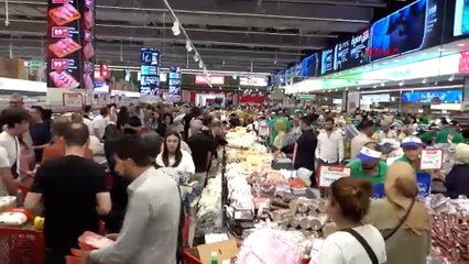 Bin liralık hediye çeki için 8 saat kuyrukta beklediler