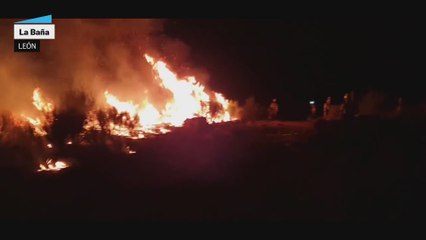 Las llamas amenazan La Baña, en León