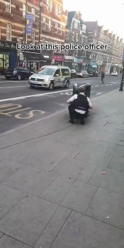 Ce policier se rate en voulant stopper un motard...