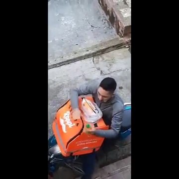 Ce livreur se prend quelques frites sur sa commande