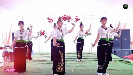 Đội múa gia đình thể hiện vũ điệu cô đơn