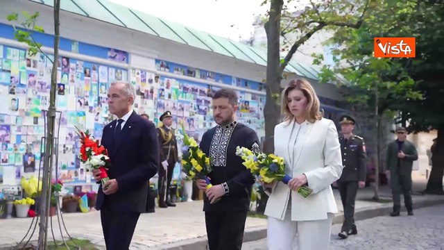 Giorno indipendenza Ucraina, Zelensky in abiti tradizionali con moglie e Carney omaggia Muro memoria