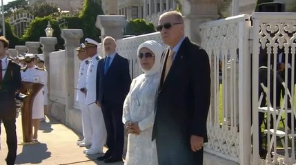 Cumhurbaşkanı Erdoğan, İstanbul Boğazı’nda geçit töreni düzenleyen gemileri selamladı