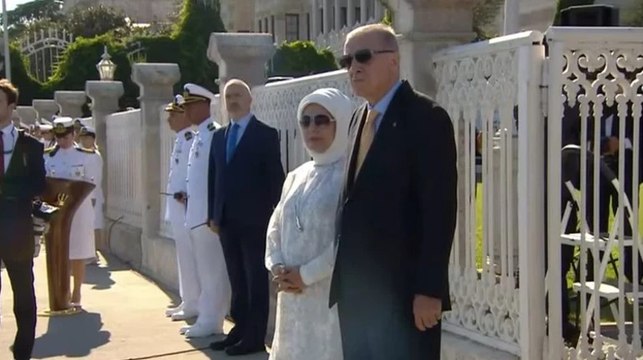 Cumhurbaşkanı Erdoğan, İstanbul Boğazı’nda geçit töreni düzenleyen gemileri selamladı