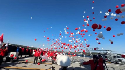 TEKNOFEST Mavi Vatan geçişinde TCG Anadolu’dan kırmızı-beyaz balonlar gökyüzüne bırakıldı