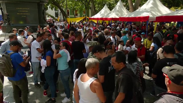 Los venezolanos se alistan en la milicia mientras Maduro llama a la defensa contra las amenazas de Estados Unidos.