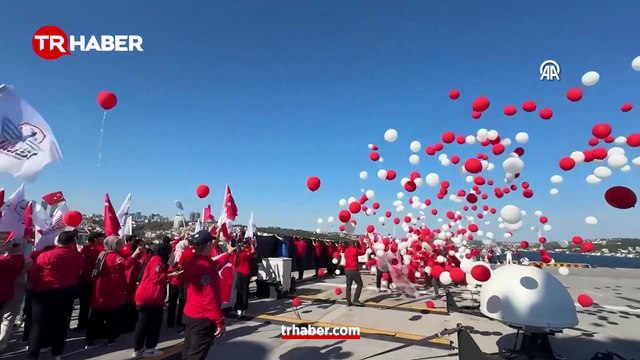 Cumhurbaşkanı Erdoğan, TEKNOFEST Mavi Vatan kapsamında İstanbul Boğazı'ndan geçen gemileri selamladı