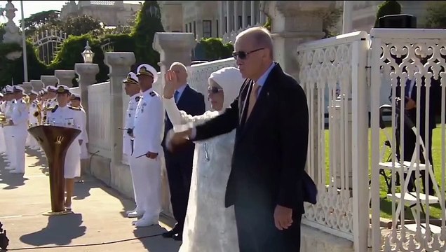 Savarona ve TCG Anadolu dahil 9 gemi Boğaz'dan geçti... Erdoğan Dolmabahçe'den selamladı