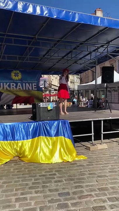 Une cinquantaine d'Ukrainiens célèbrent l'anniversaire de l'indépendance de leur pays en centre-ville de Dijon