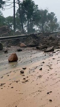 Deslizamento de terra interdita totalmente a Serra de Avencal, na SC-110, em meio às chuvas