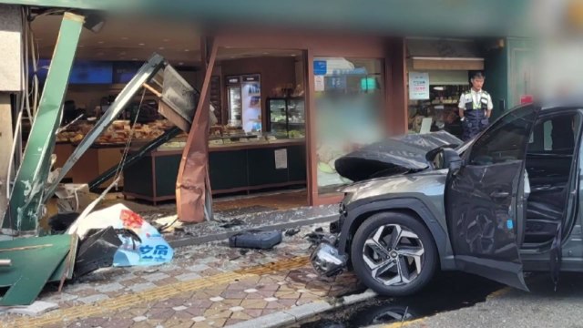 부산에서 SUV가 빵집으로 돌진...운전자 이송 / YTN