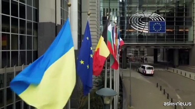 La bandiera ucraina issata davanti al Parlamento europeo