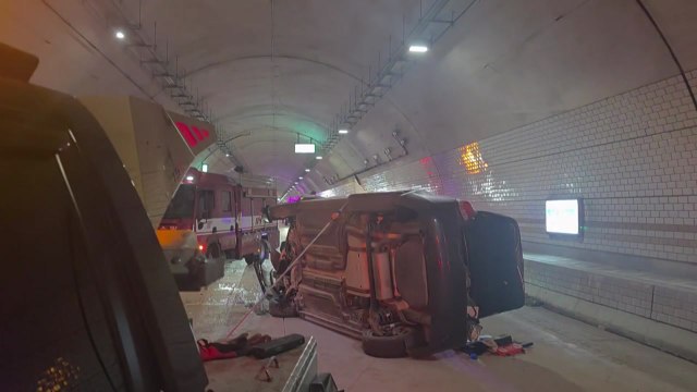 터널 안 달리던 승용차 전도...40대 운전자 중상 / YTN