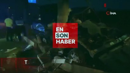 Elazığ'da ağaca çarpan Fiat Tofaş araç hurdaya döndü