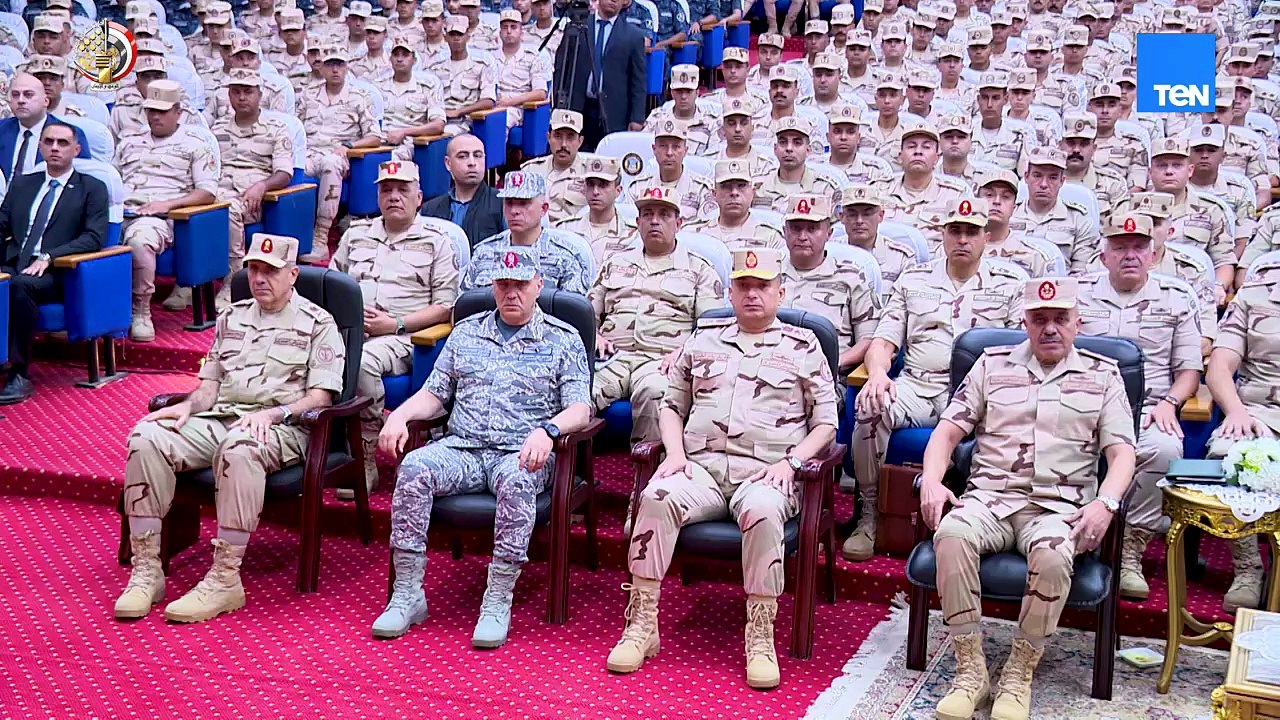 الفريق أول عبد المجيد صقر يلتقى بعدد من مقاتلى المنطقة الغربية العسكرية