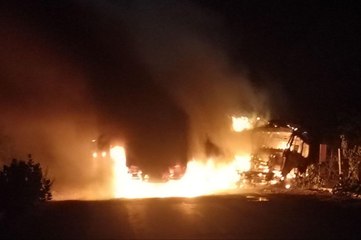 देखते ही देखते दो ट्रक हो गए खाक्र, एक चालक जिंदा जला