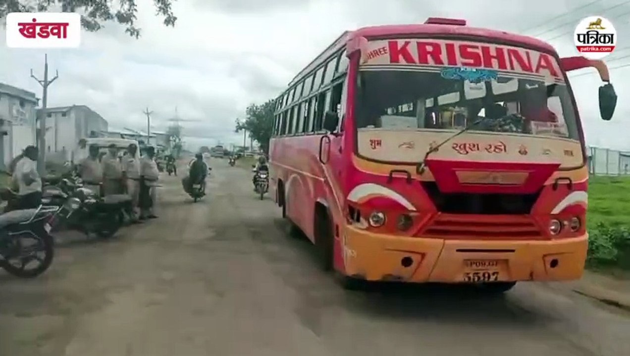 जर्जर रोड को लेकर बवाल... सिरपुर फटे के पास पीडब्ल्यूडी विभाग कर्मचारी पहुंचे गड्ढे भरने, ग्रामीणों ने रोका