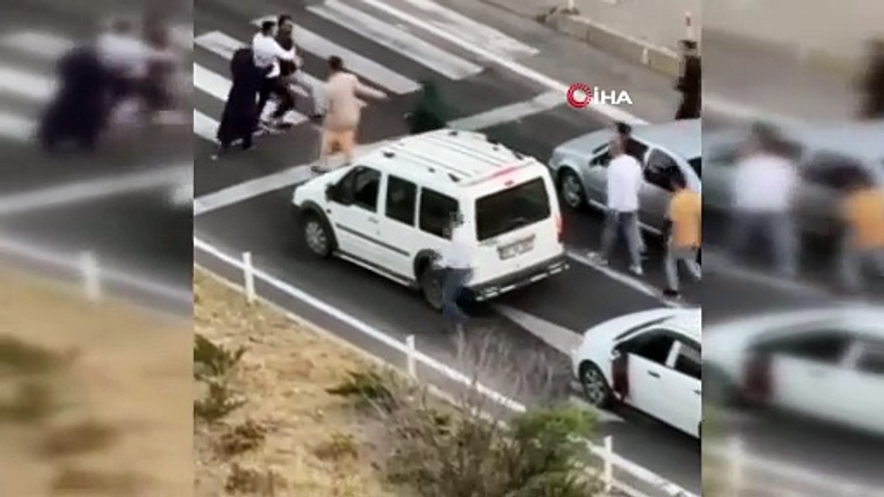 Yol verme tartışmasında yolu boks ringine çevirdiler: Tartışma kamerada!