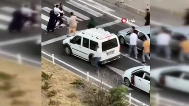 Yol verme tartışmasında yolu boks ringine çevirdiler: Tartışma kamerada!