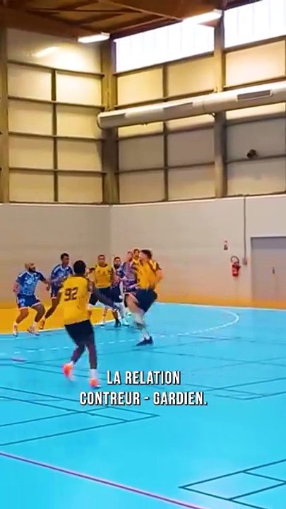 Les coachs qui envoient leur joueur à l'échauffement à la mi temps... #handball