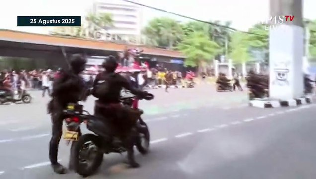 Ricuh! Detik-Detik Motor Dibakar Massa Demo 25 Agustus di Gerbang Belakang DPR