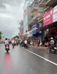 Nổ xe điện ở hạ long sáng 21/08. Nghe tin 1 Nhân Viên đi cấp cứu. Vỡ hết cửa kính